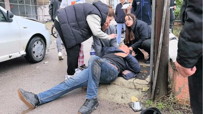 Bursa'da otomobil ile çarpışan motosikletli yaralandı