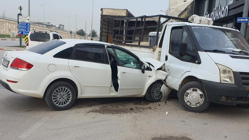 Bursa'da otomobil kamyonetin altına girdi