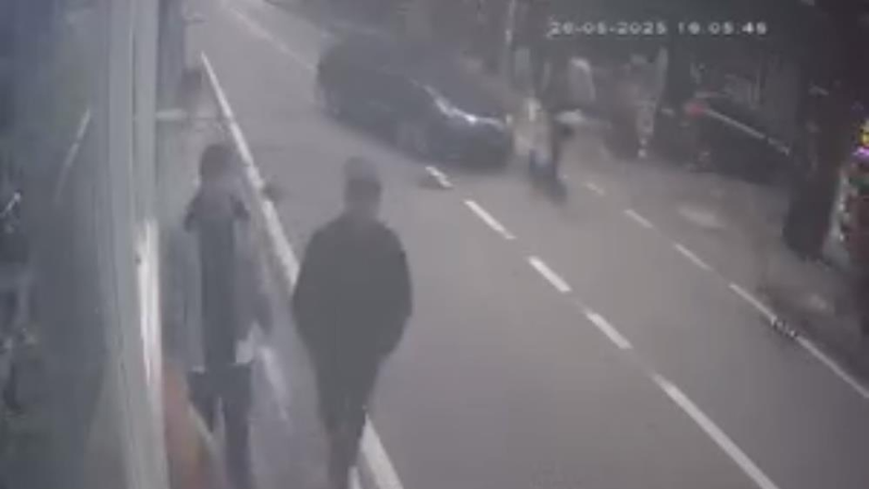 Bursa'da otomobil, scooter'a böyle çarptı!