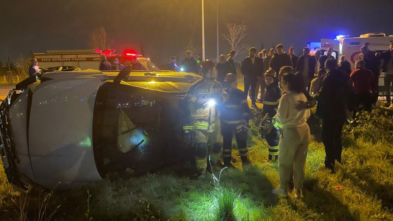 Bursa'da otomobil takla attı, boş araziye uçtu