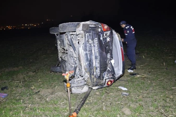 Bursa'da otomobil tarlaya uçtu