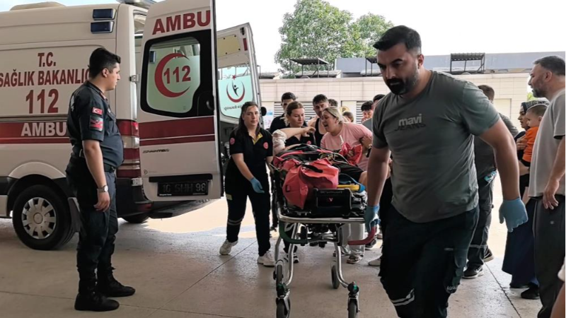 Bursa’da otomobile çarpan motosikletliler ağır yaralandı