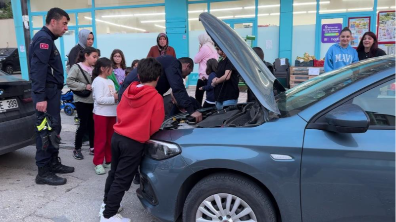 Bursa'da otomobilin motoruna giren kedi işte böyle kurtarıldı