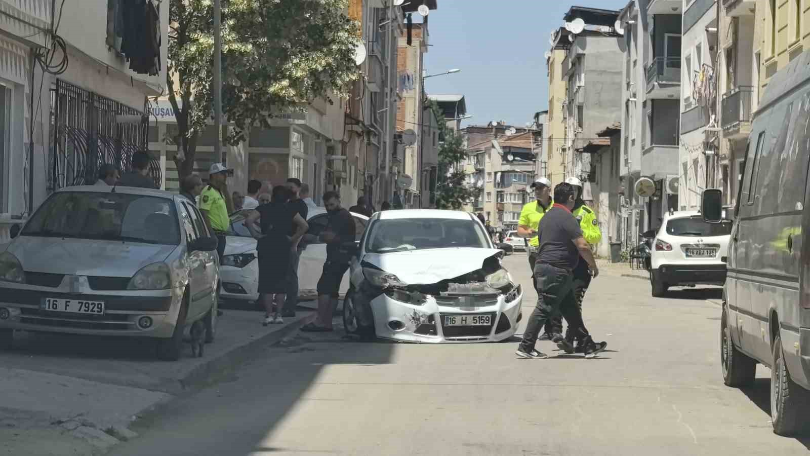 Bursa’da otomobiller çarpıştı: 3 yaralı