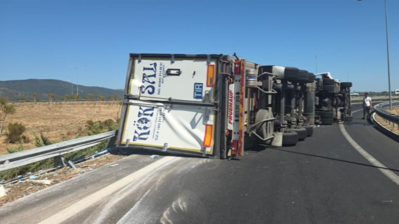 Bursa'da otoyol kavşağını kapatan kaza!
