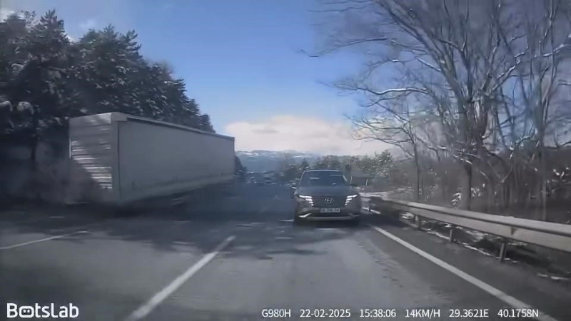 Bursa'da öyle bir şey yaşandı ki; Tır'ın dorsesi koptu, sürücüler zor anlar yaşadı