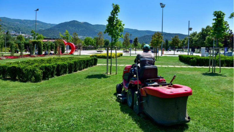 Bursa'da park ve yeşil alanlar yaz için bakımdan geçti