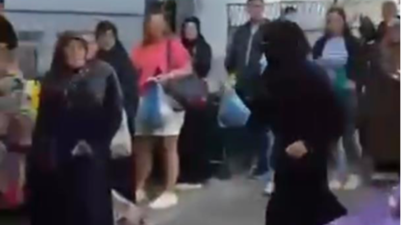 Bursa'da pazarda bu şekilde hırsızlık yapmaya çalıştılar!