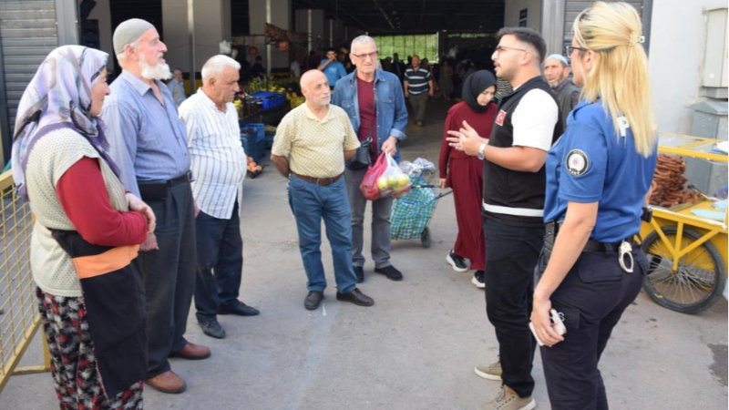 Bursa'da polis dolandırıcılar için halkı bilgilendirdi