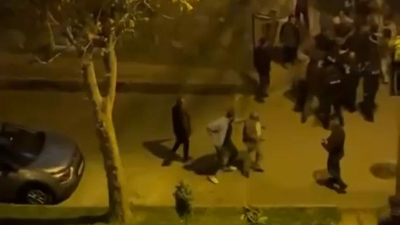 Bursa'da polislere saldırdılar; 2 şüpheli anında yakalandı