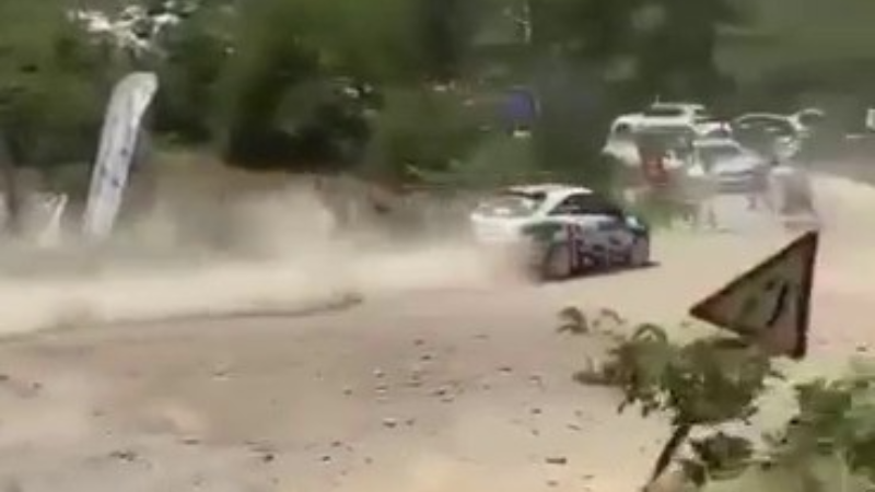 Bursa'da ralli yarışında şok; Seyircilerin arasına daldı