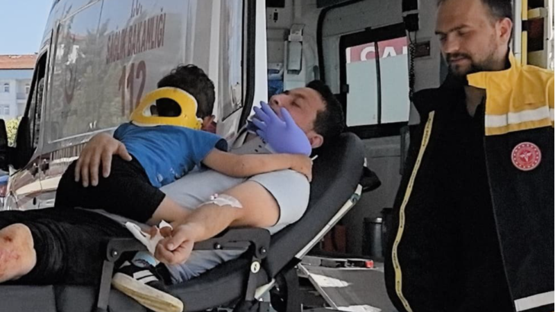 Bursa'da sağlık ekipleri kazada yaralanan çocuğu işte böyle oyaladı!