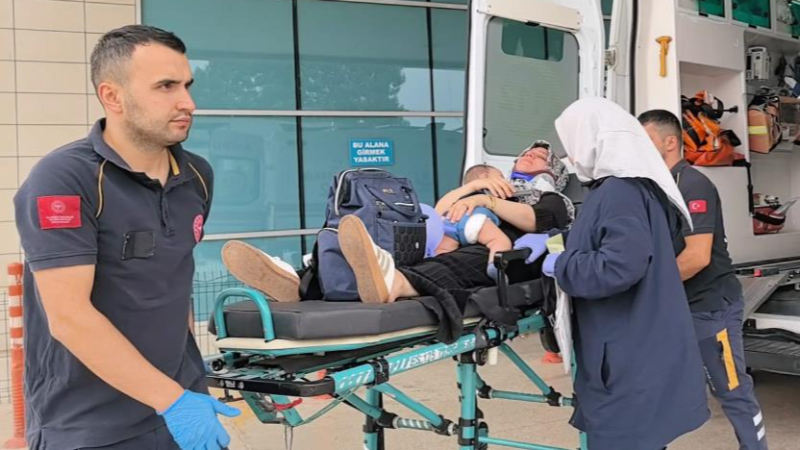 Bursa'da sağlık ekipleri kazada yaralanan çocukları işte böyle oyaladı!