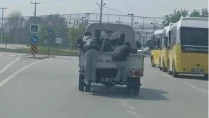 Bursa'da şaka gibi görüntü; Tehlike saçtılar...