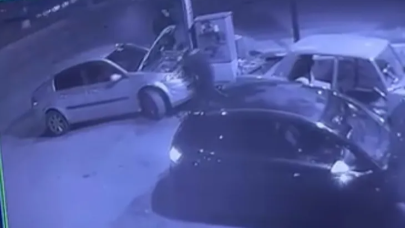 Bursa'da şaka gibi olay; Tamir sırasında otomobile, başka bir araç çarptı!