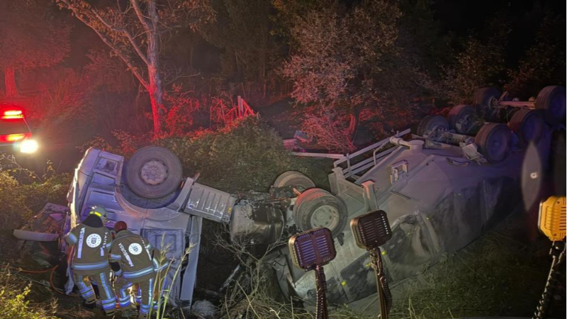 Bursa’da şarampole yuvarlanan tır bu hale geldi
