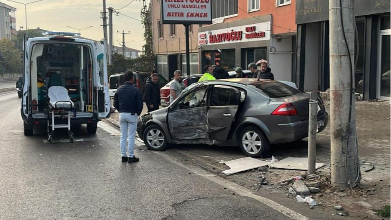 Bursa'da savrulan otomobil yol kenarındaki beton direğe çarptı