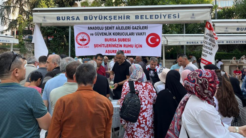 Bursa'da şehitlerin hayrına aşure dağıttılar