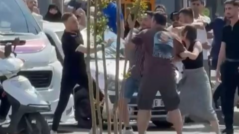 Bursa'da şehrin göbeğinde birbirlerine girdiler