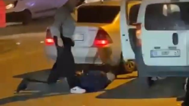 Bursa'da sokak ortasında olay var; Ters kelepçe yapıldı...