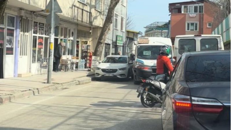 Bursa'da sorumsuz sürücü trafiği alt üst etti