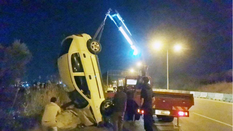 Bursa'da takla atan araç zeytin bahçesine uçtu