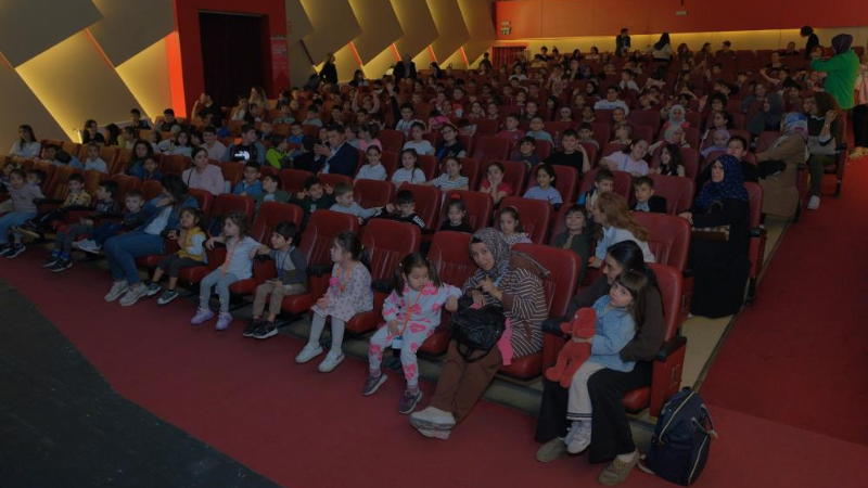 Bursa'da tiyatro coşkusu devam ediyor