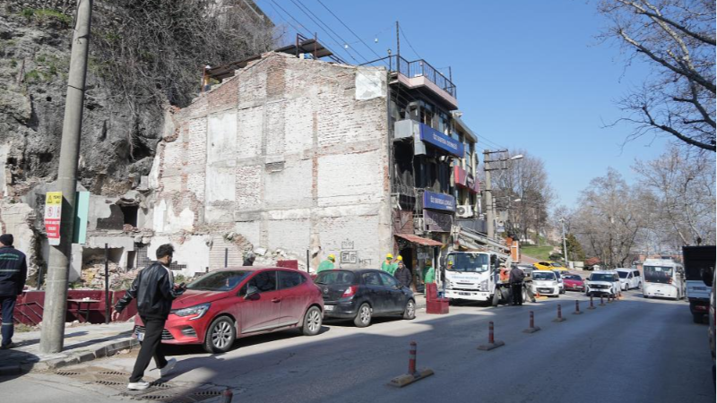 Bursa'da Tophane Surları'nın önündeki son binalar da yıkılıyor