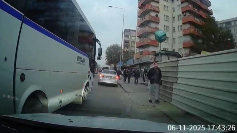 Bursa'da trafikte birbirlerine girdiler