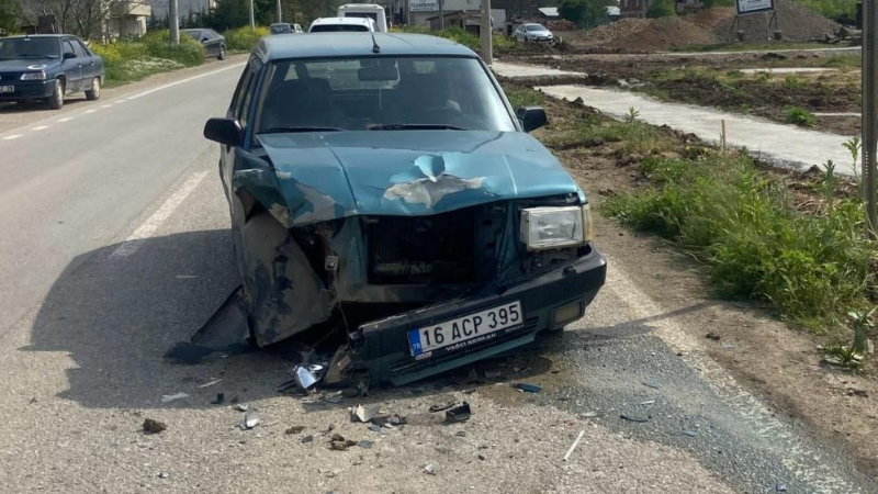 Bursa'da traktör ile otomobil çarpıştı