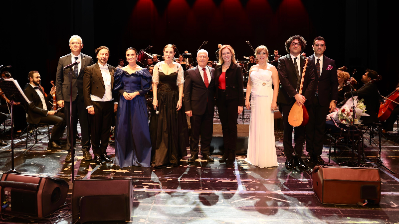 Bursa'da uzun süre ayakta alkışlanan konser!