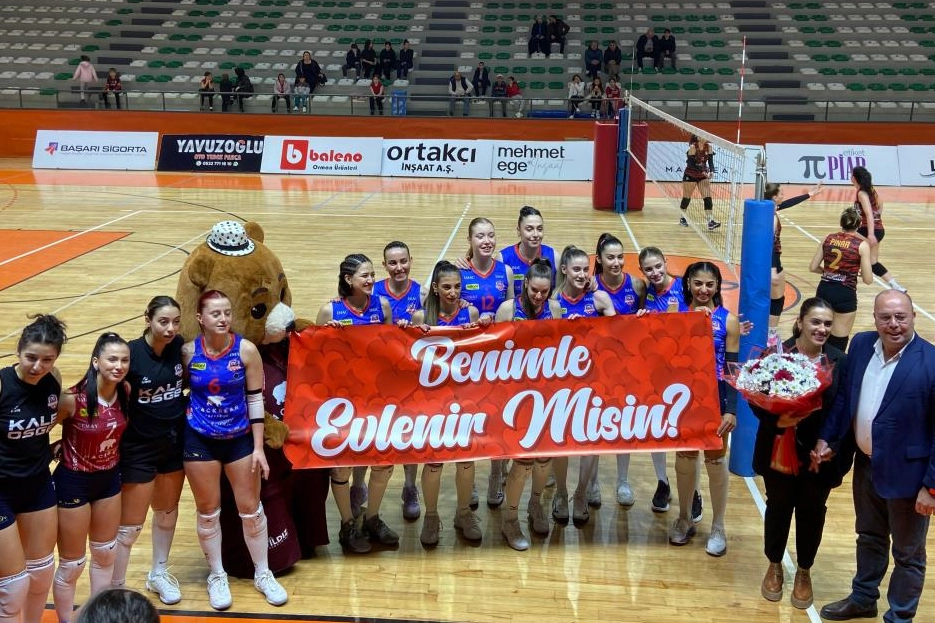 Bursa'da voleybol maçında sürpriz  evlenme teklifi