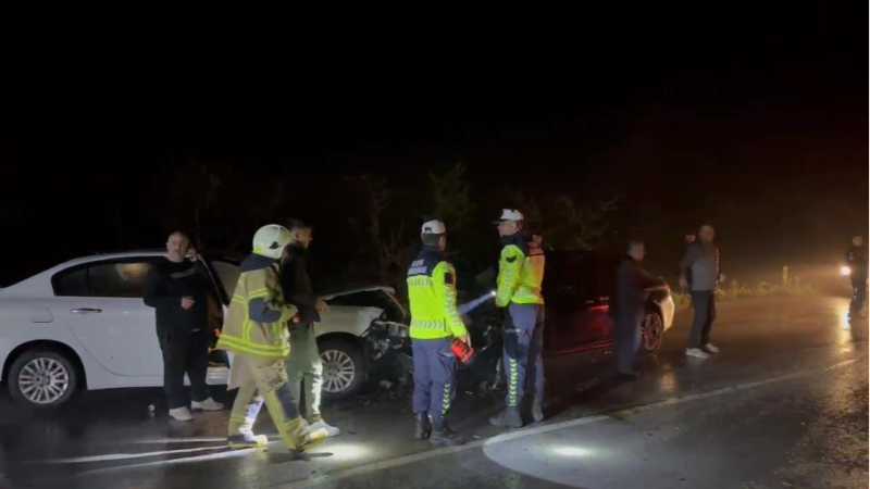 Bursa'da yağışlı havada araçlar birbirine girdi: 1'i ağır 5 yaralı
