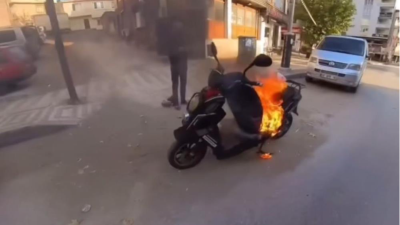 Bursa'da yanan bu motosikleti bakın nasıl söndürdüler!