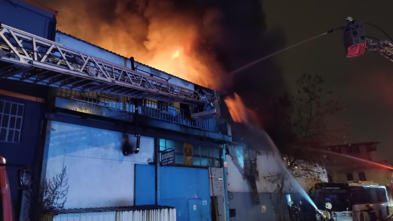 Bursa’da yangın: Çevredeki 4 işletme zarar gördü