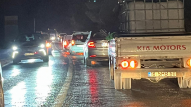 Bursa'da yangın nedeniyle kapatılan yol tekrar trafiğe açıldı!