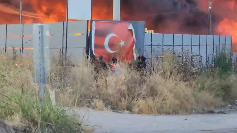 Bursa'da yangında duygusal anlar; Türk bayrağı böyle kurtarıldı