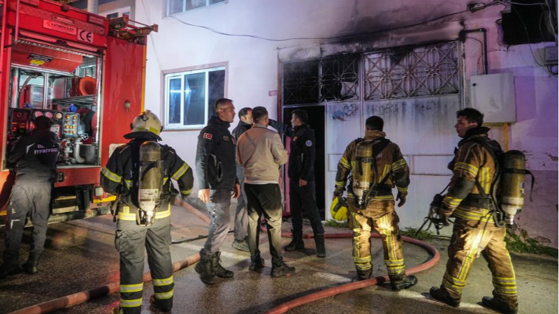 Bursa'da yangından etkilenen köpeği itfaiye ekipleri böyle kurtardı