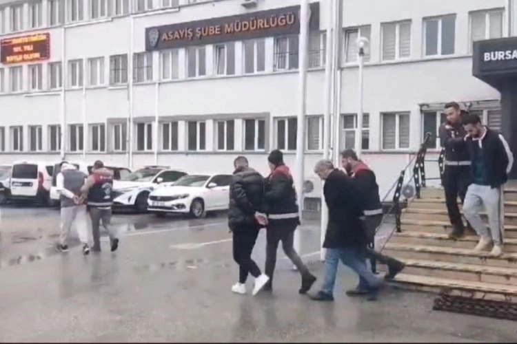 Bursa'da yaşlı kadını dolandırdılar, alem yaparken yakalandılar