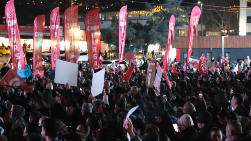 Bursa'da yer yerinden oynadı!