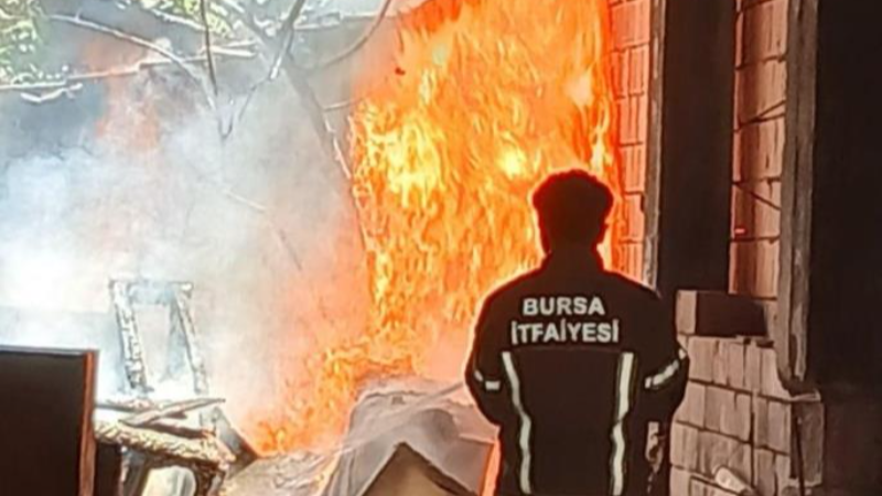 Bursa'da yıkımına başlanan apartmanda yangın çıktı