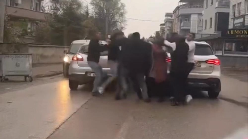 Bursa'da yol verme kavgasında yumruklar konuştu!
