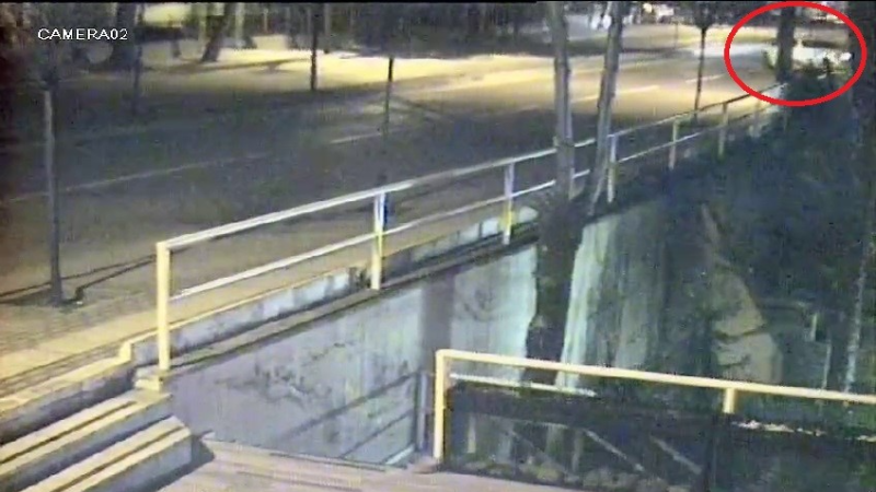 Bursa'da yolu karıştıran sürücü, bir anda orta refüje çıktı!