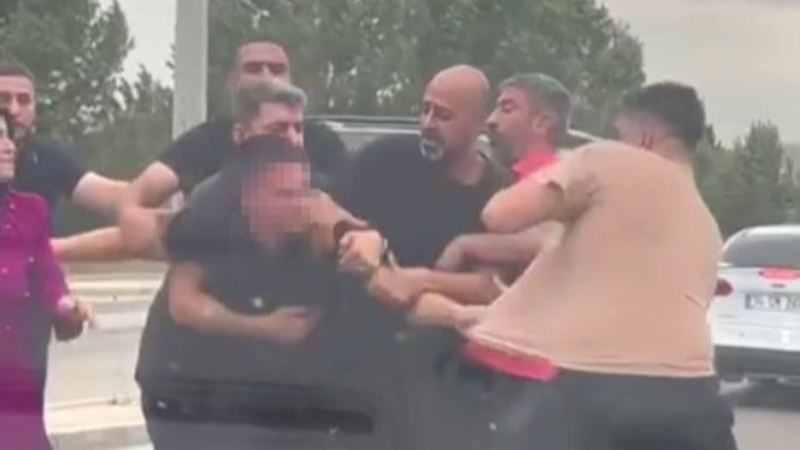 Bursa'da yumruklar konuştu; Zor ayırdılar