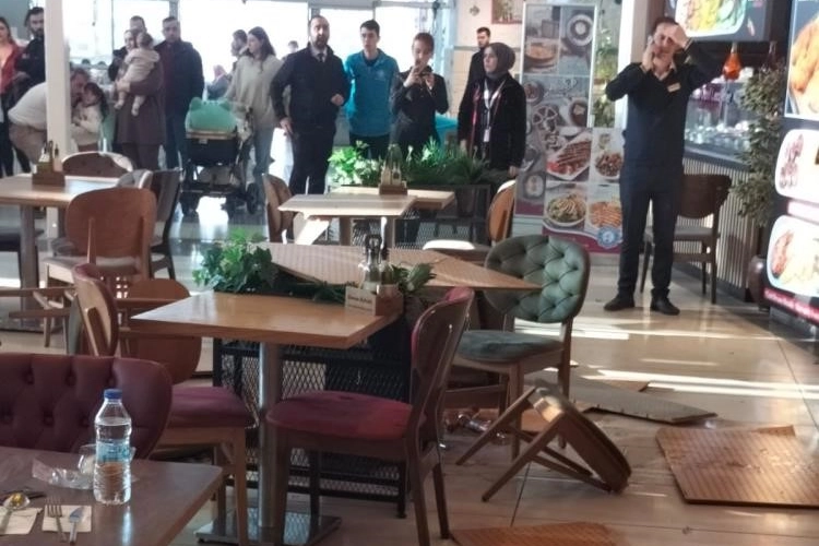 Bursa'da yüreklerin ağza geldiği an; AVM'de tavan çöktü...