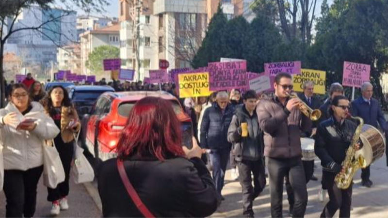 Bursa'da yüzlerce öğrenci akran zorbalığıyla mücadele için yürüdü!