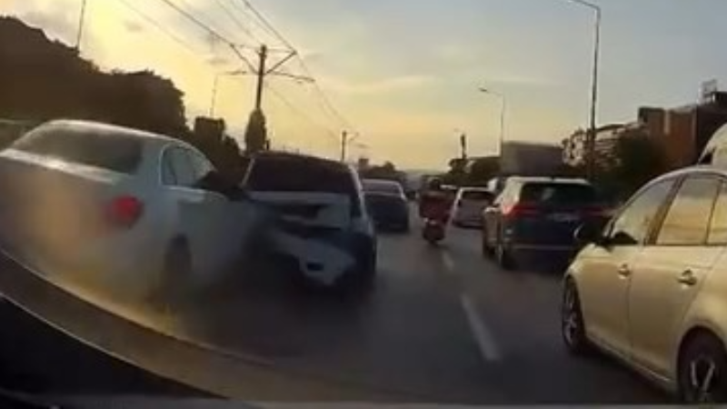 Bursa'da zincirleme kaza; Ölümden döndüler...