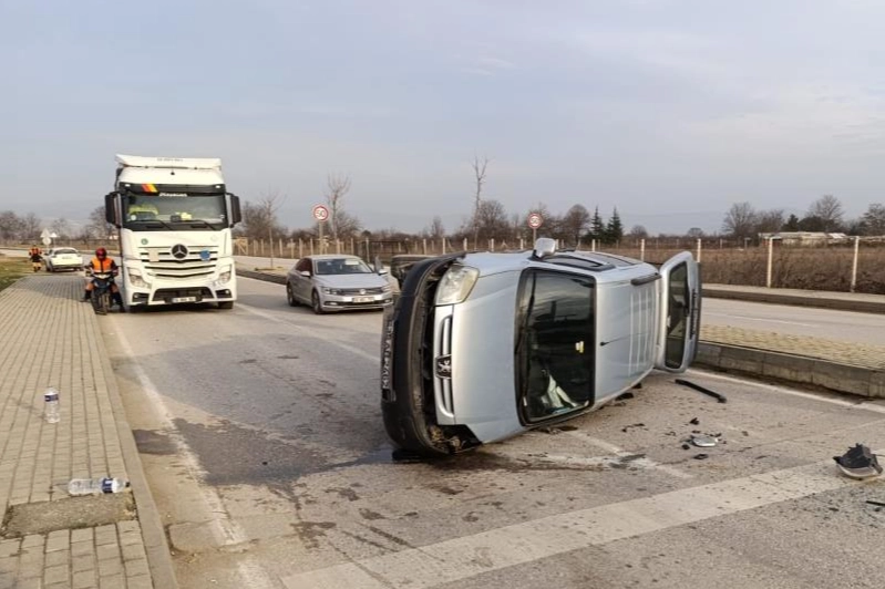 Bursa'daki kazada sürücüler hafif yaralandı