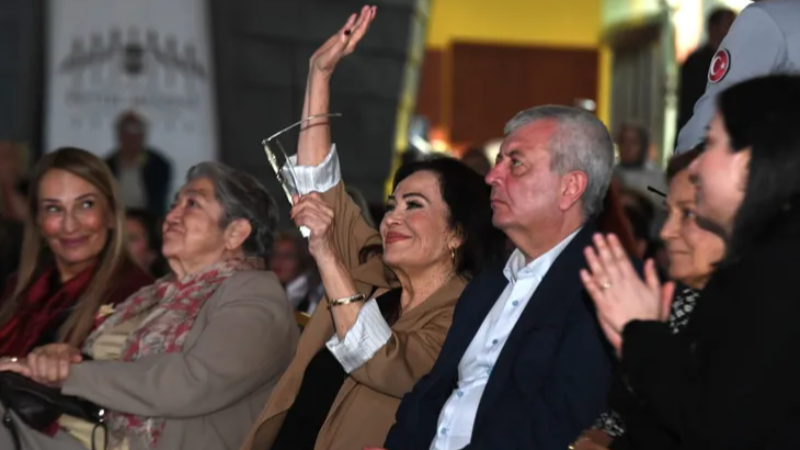 Bursa'dan Türkan Şoray geçti; Sevgi seli...