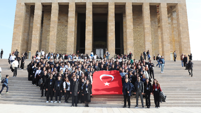 Bursalı 300 genç Anıtkabir'de!